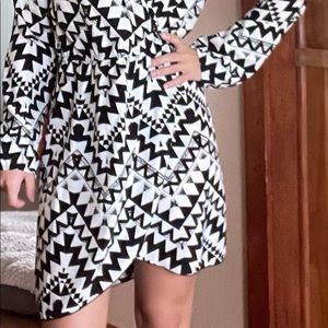 Fun, comfortable, flattering long sleeve geometric black& white dress.